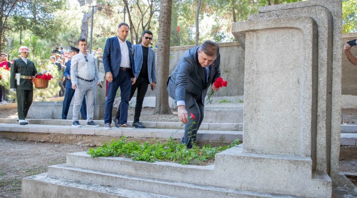 Başkan Tugay’dan şehitlerin kabrine karanfil!