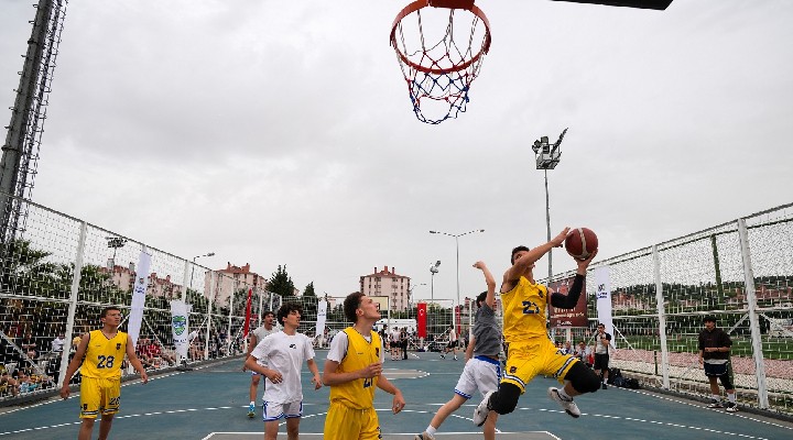 Basketbolcular Gaziemir'de kıyasıya yarıştı