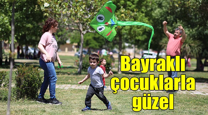 Bayraklı çocuklarla güzel...