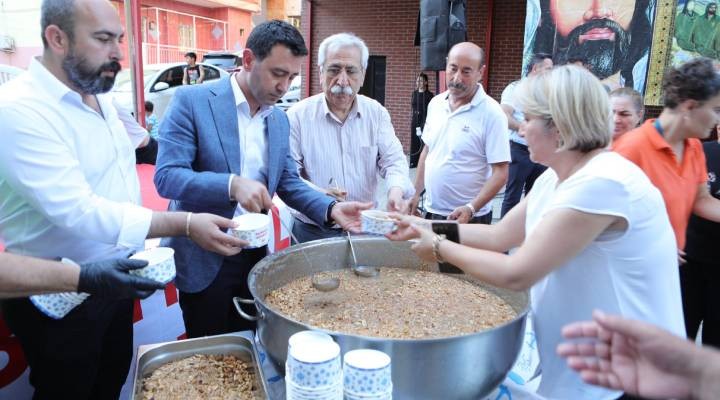 Bayraklı'da aşure bereketi