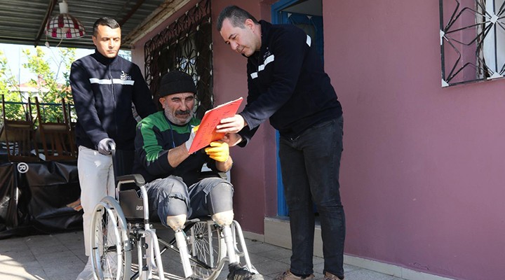 Bayraklı'da engelli vatandaşlara tekerlekli sandalye...