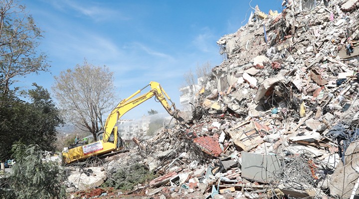 Bayraklı'da hasarlı binalar yıkılıyor