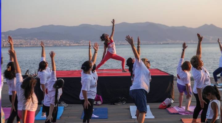 Bayraklı sahilde buluşup, yoga yaptılar - Dünya Yoga Günü'nde renkli etkinlik