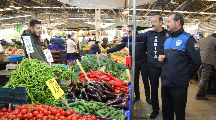 Bayraklı zabıtasından pazar yeri denetimi