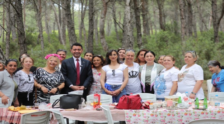 Bayraklı'da anneler günü kutlaması