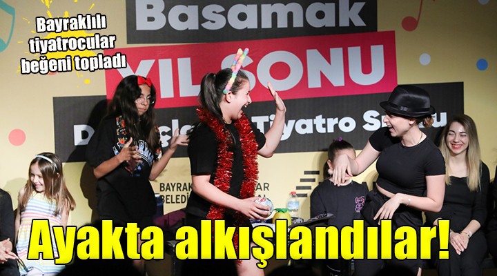 Bayraklılı tiyatrocular ayakta alkışlandı