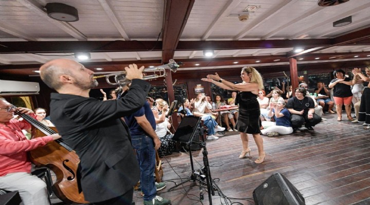 Bergama Vapuru'nda caz esintisi
