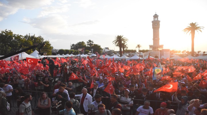 Binlerce İzmirli demokrasi için meydanlarda