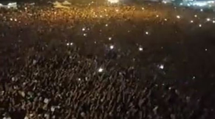 Binlerce genç İzmir Marşı'nı söyledi