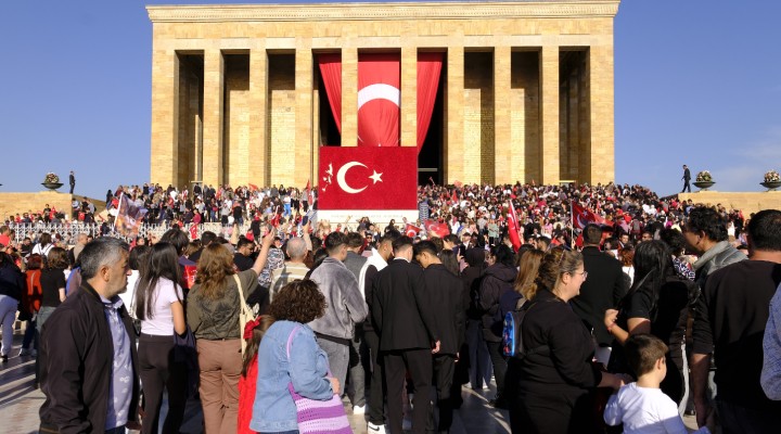 Binlerce kişi Anıtkabir'e akın etti!