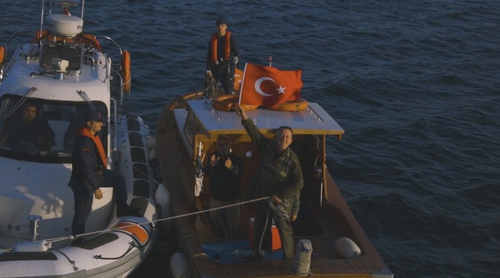 Boğaz'dan geçen tüm gemilere Türk bayrağı