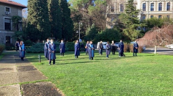 Boğaziçi'nde akademisyenlerden cübbeli protesto