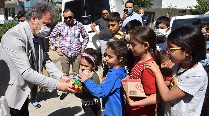 Bornova'da çocuklara bayram hediyesi