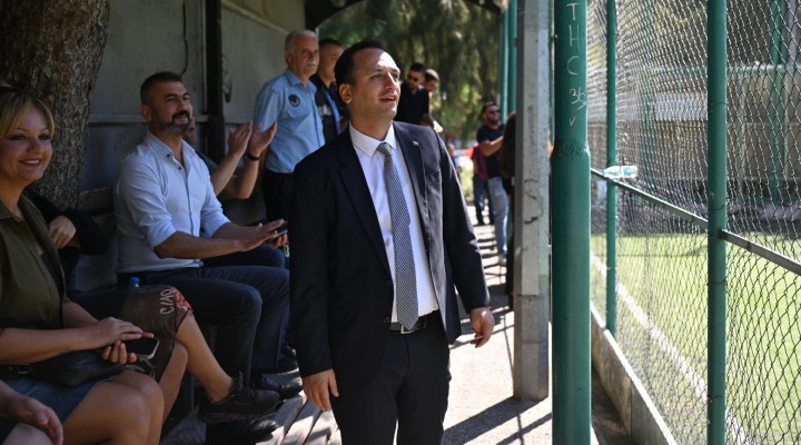 Bornova'da  futbol heyecanı... Başlama vuruşu Başkan Eşki'den!