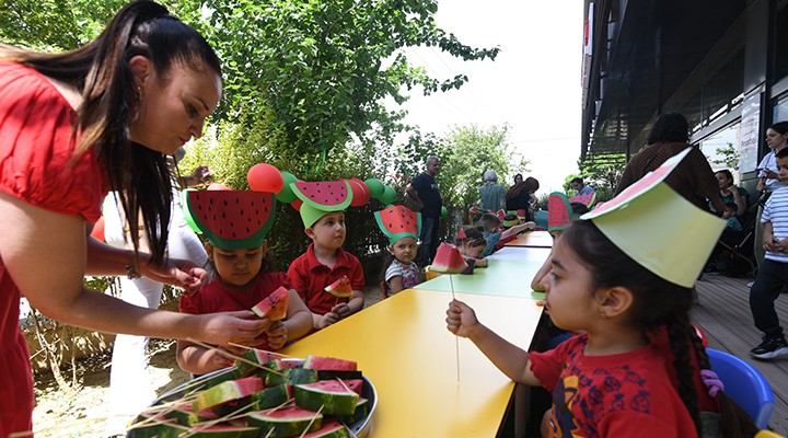 Bornovalı minikler Karpuz Festivali’nde eğlendi