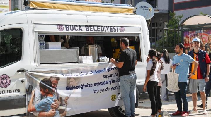 Buca Belediyesi'nden LGS'ye giren öğrenciler ve ailelerine ikram