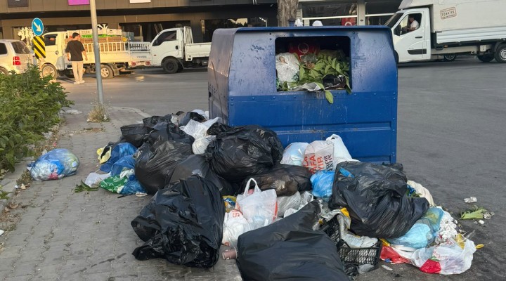 Buca'da grev nedeniyle çöp yığınları oluştu