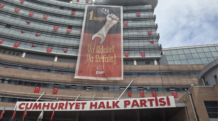 CHP Genel Merkezi'ne 1 Mayıs pankartı asıldı: Ya adalet ya sefalet!
