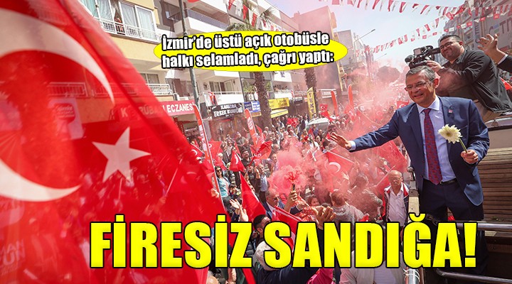 CHP lideri Özgür Özel, İzmir'de üstü açık otobüsle halkı selamladı...