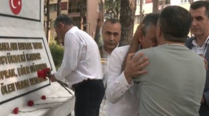 Cenazesinde protesto edilmişti: Şehit Enis Budak'ın babası CHP lideri Özel'i alnından öptü!