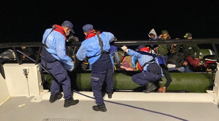 Çeşme açıklarında 28 düzensiz göçmen yakalandı!