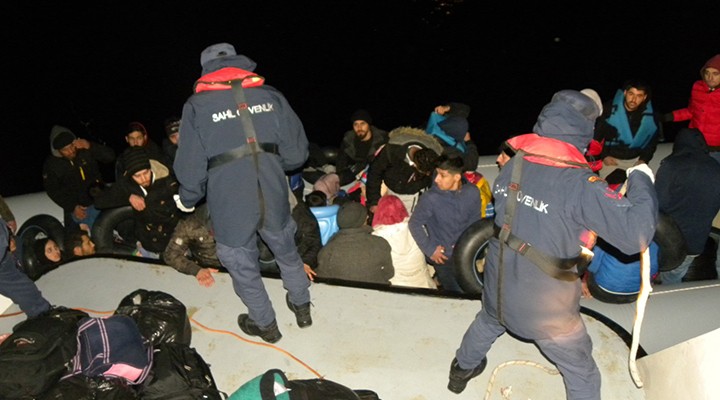 Çeşme'de 78 göçmen kurtarıldı... Motoru sökmüşler!