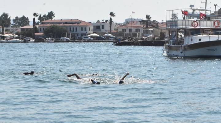 Çeşme'den Seferihisar'a kadar yüzdüler