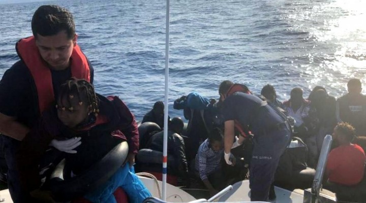 Çeşme ve Foça'da 76 kaçak göçmen