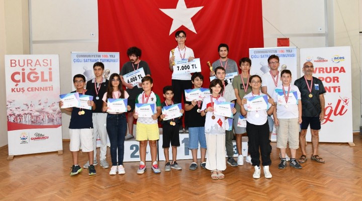 Çiğli Belediyesi Satranç Turnuvası'nda ödüller sahiplerini buldu!