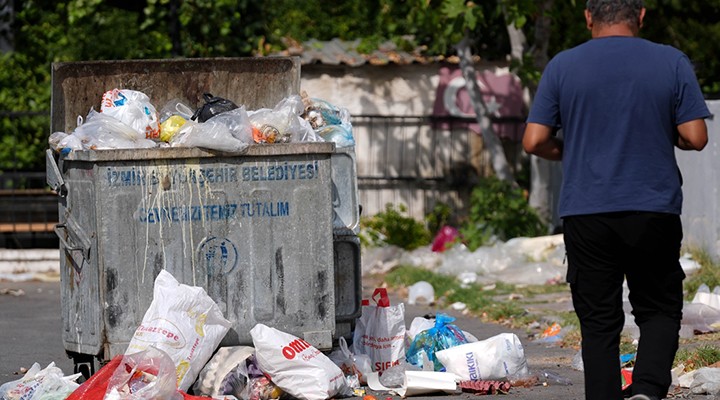 Çiğli'de maaşlarını eksik alan işçiler çöpleri toplamadı