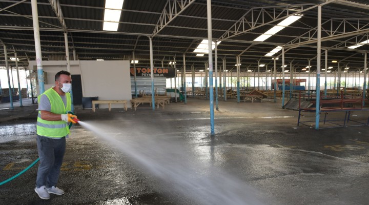Çiğli'de pazar yerleri dezenfekte edildi