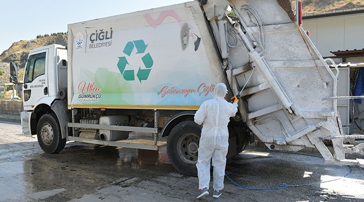 Çiğli'de çöp kamyonlarına koronavirüs temizliği