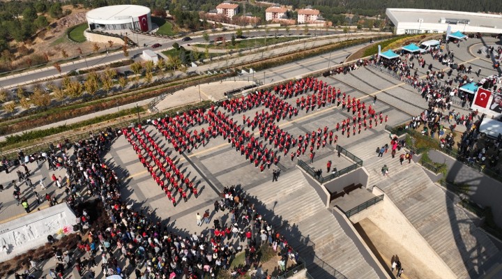 Cumhuriyet için 7'den 70'e zeybek oynadılar!