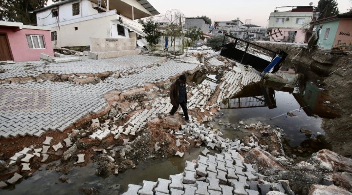 Deprem köyü ikiye böldü, evler nehre kaydı!