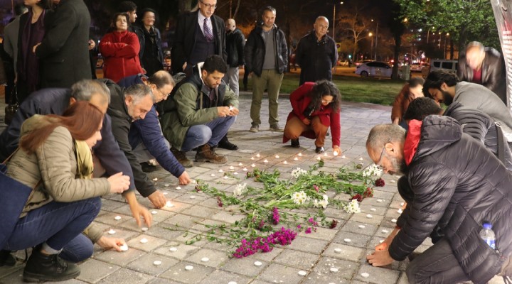 Depremde yaşamını yitirenler İzmir'de anıldı