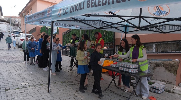 Dikili'de öğrencilere simit ayran ikramı