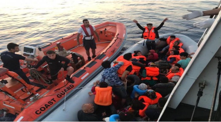 Dikili ve Urla açıklarında 79 kaçak göçmen