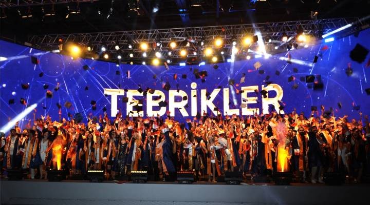 Diplomayı aldılar, İzmir Ekonomi'yi unutmadılar