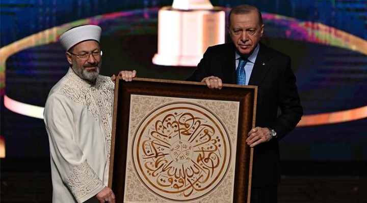 Diyanet İşleri Başkanı Ali Erbaş'ın Erdoğan'a hediye ettiği tablo gündem oldu