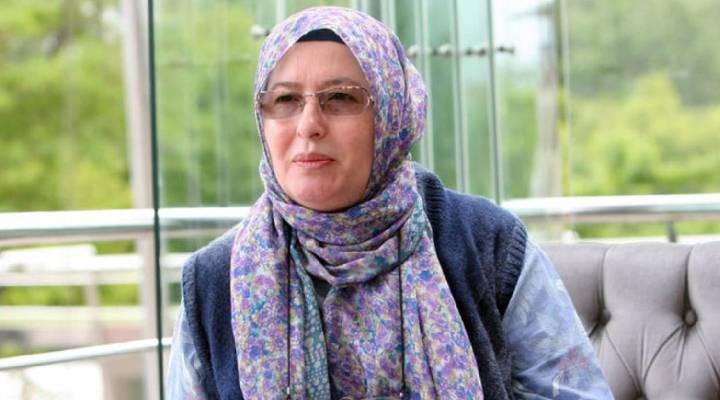 Diyanet'in hutbesi kadınları kızdırdı: Ünlü yazar başörtüsünü çıkaracağını ilan etti