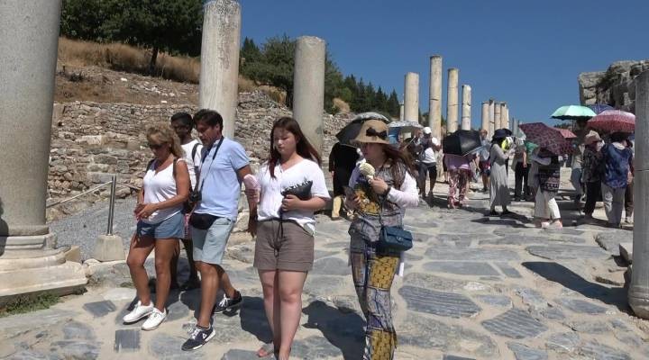 Efes'e turist akını