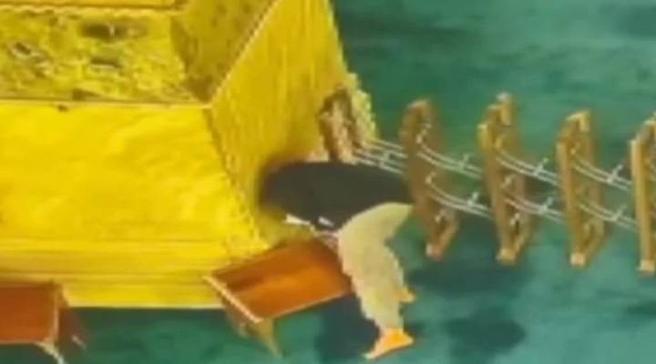Elindeki İncil'i yırtıp Ayasofya'yı parfümle yakmaya çalışmış!