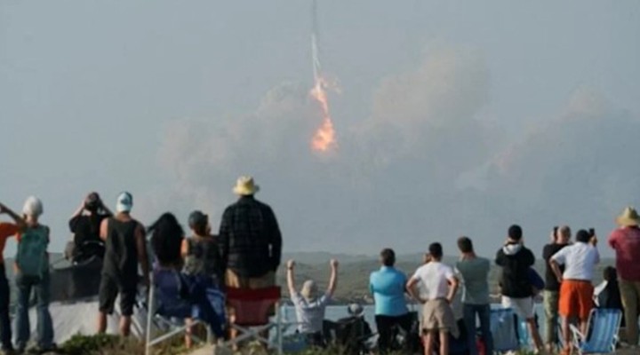 Elon Musk'un roketi fırlatma denemesinde patladı