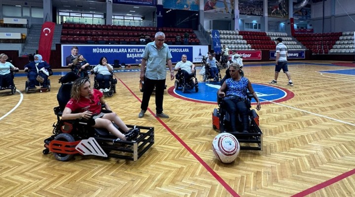 Engeller tekerlekli sandalye futbolu ile kalktı!