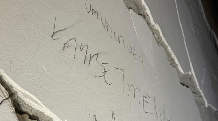 Enkazda duvara ''Umudunuzı kaybetmeyin'' yazmış...