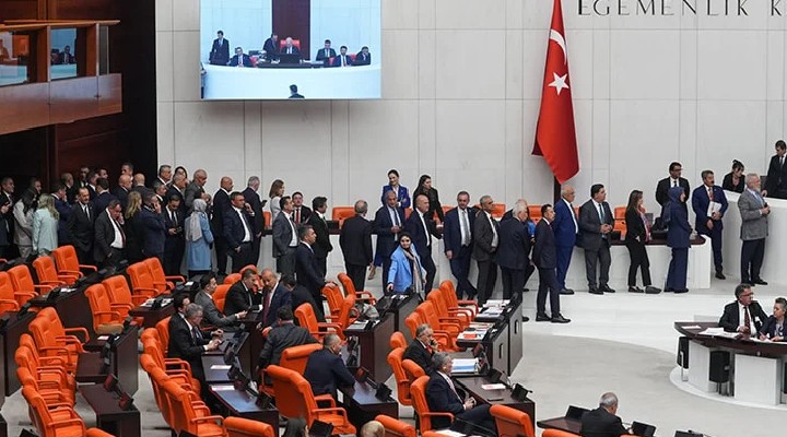 Erdoğan'a ordudan ihraç yetkisi veren düzenlemede geri adım atıldı