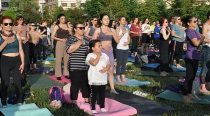 Eskişehir'de kadınlar 'yoga yasağına' yoga yaparak yanıt verdi