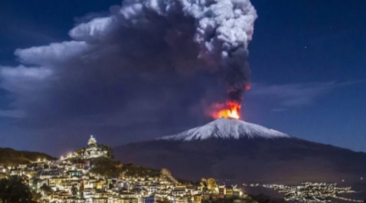 Etna Yanardağı'nda patlama!