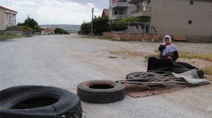 Evi sular altında kalınca tepki için yol kapattı