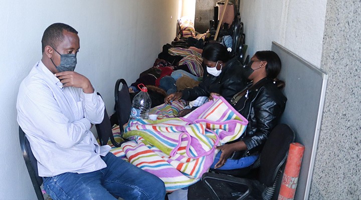 Foça'da 29 kaçak göçmen kurtarıldı